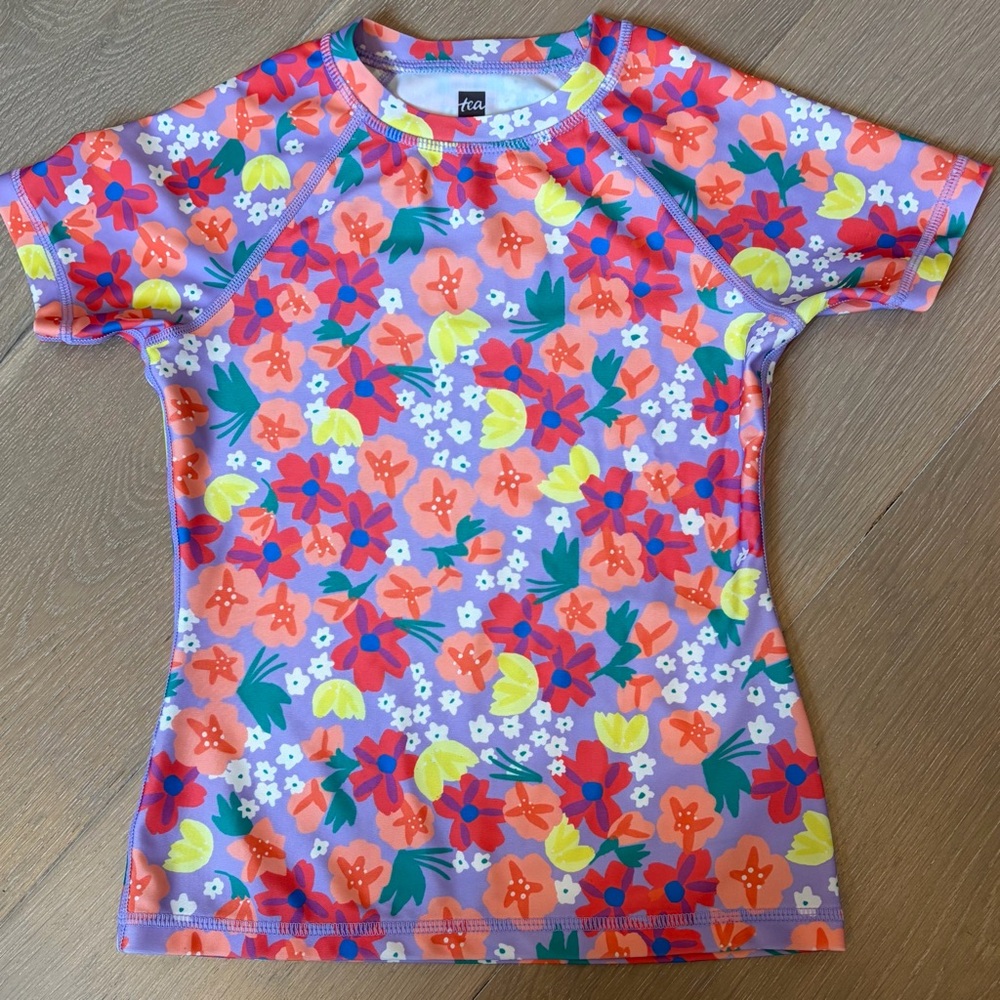 NWOT Tea short sleeve rashguard size 7